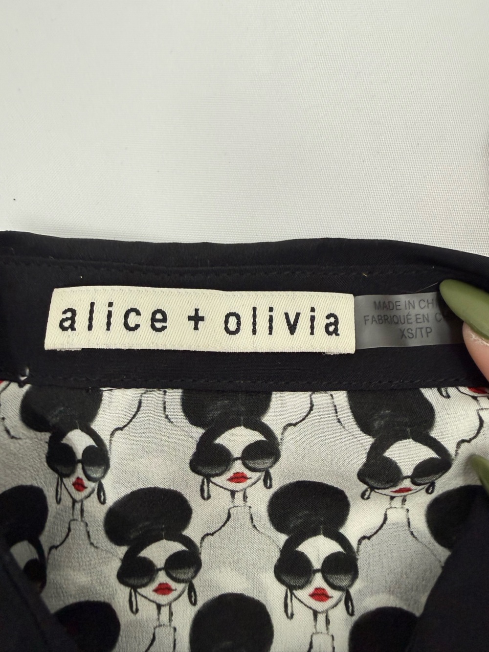 Alice + Olivia Willa Sassy Stace Face Silk Blouse Size XS - Picture 7 of 9